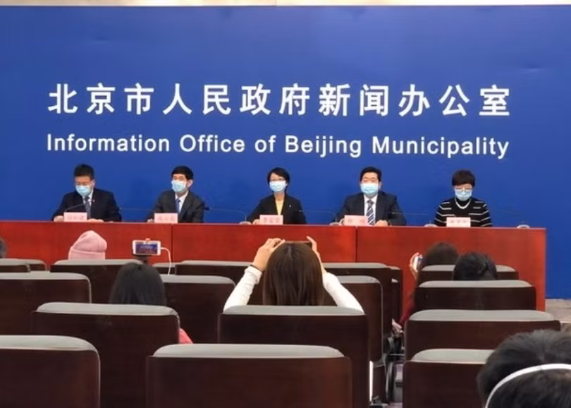 Bà Lý Phúc Oanh (giữa) tại cuộc họp báo của chính quyền thành phố Bắc Kinh (Ảnh: Đa Chiều).