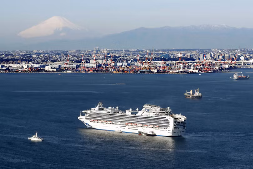 Tàu Diamond Princess phải neo đậu ngoài biển gần cảng Yokohama (Ảnh: AP)