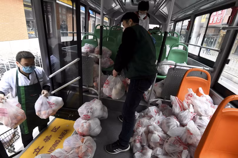 Nhân viên siêu thị sử dụng xe bus mang hàng hóa tới tận các khu dân cư (Ảnh: Reuters) Nhân viên siêu thị sử dụng xe bus mang hàng hóa tới tận các khu dân cư (Ảnh: Reuters)