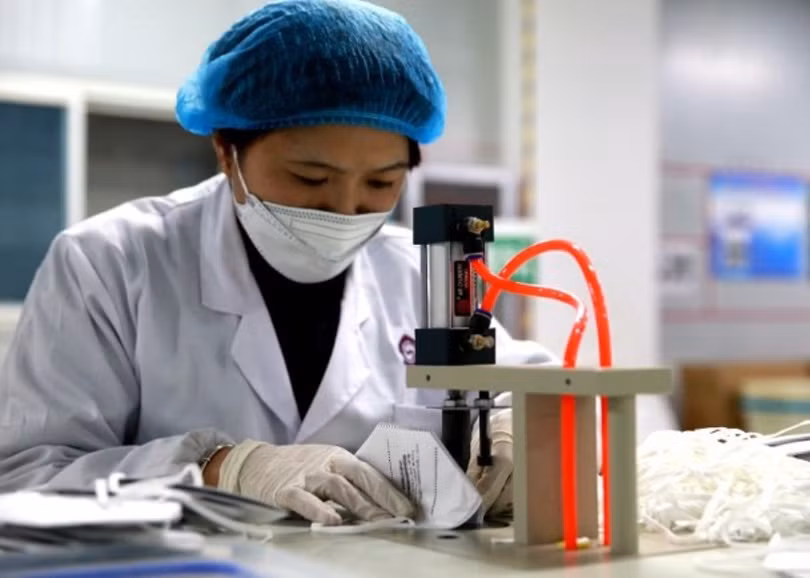 Trung Quốc đang đẩy mạnh sản xuất và xuất khẩu khẩu trang cho các nước (Ảnh: Đông Phương). Trung Quốc đang đẩy mạnh sản xuất và xuất khẩu khẩu trang cho các nước (Ảnh: Đông Phương).