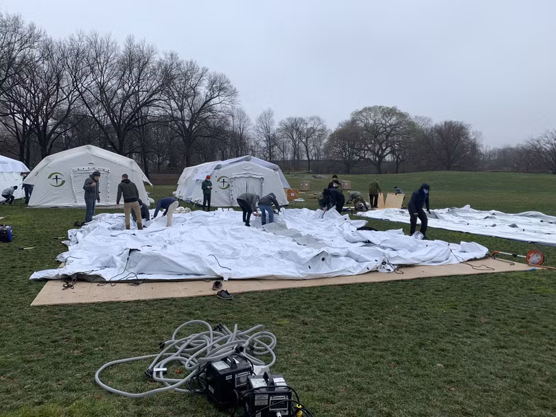 Các bệnh viện lều bạt đang được gấp rút dựng lên ở Công viên Trung tâm New York (Ảnh: AP). Các bệnh viện lều bạt đang được gấp rút dựng lên ở Công viên Trung tâm New York (Ảnh: AP).