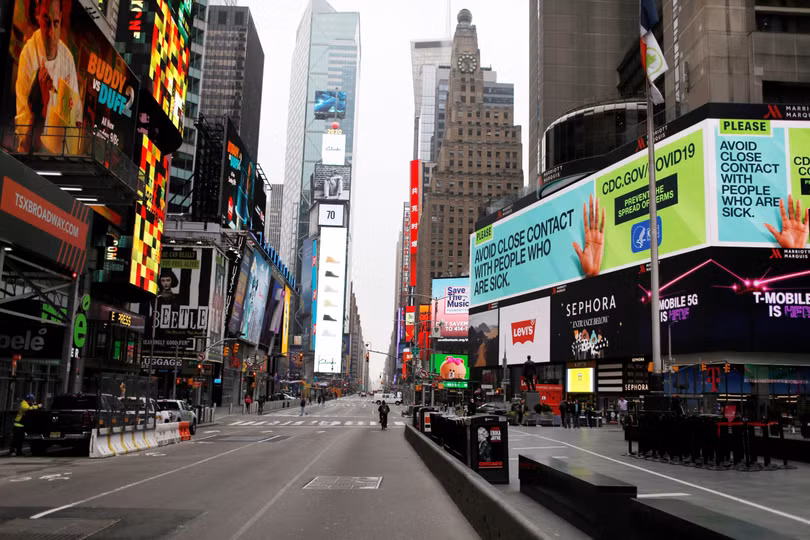 Quảng trường Thời Đại ở New York vốn đông đúc nay vắng tanh sau khi thành phố thực hiện phong tỏa (Ảnh: Reuters). Quảng trường Thời Đại ở New York vốn đông đúc nay vắng tanh sau khi thành phố thực hiện phong tỏa (Ảnh: Reuters).