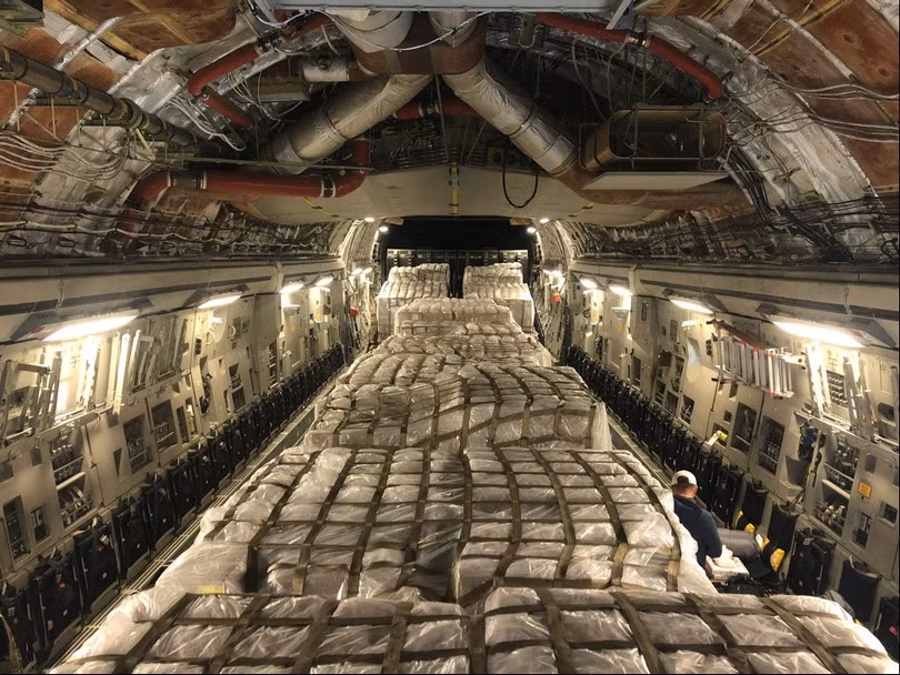 Số vật tư y tế trong chiếc C-17 máy bay Mỹ vận chuyển từ Italy về sân bay Memphis (Ảnh: Guancha). Số vật tư y tế trong chiếc C-17 máy bay Mỹ vận chuyển từ Italy về sân bay Memphis (Ảnh: Guancha).