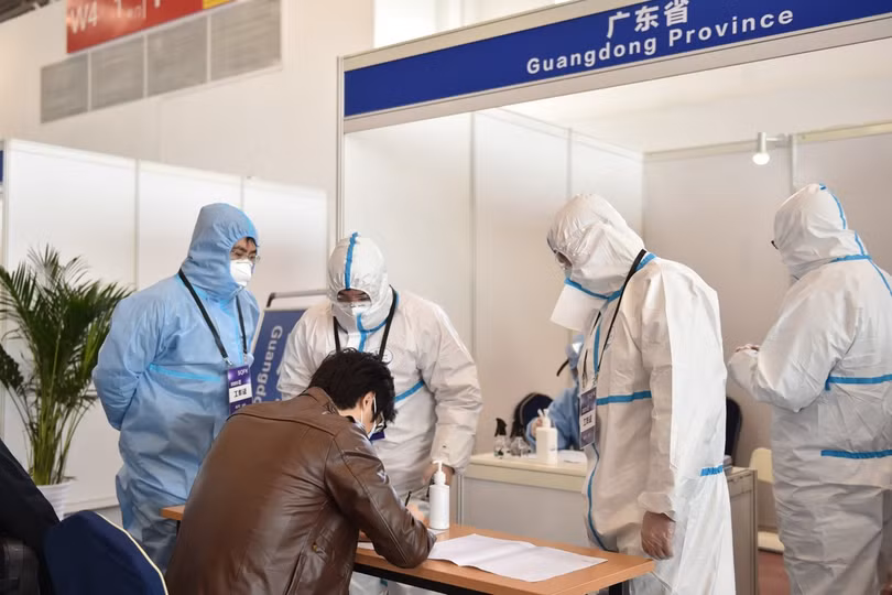 Một người nhập cảnh Bắc Kinh để về Quảng Đông đang khai báo (Ảnh: Tân Hoa xã). Một người nhập cảnh Bắc Kinh để về Quảng Đông đang khai báo (Ảnh: Tân Hoa xã).