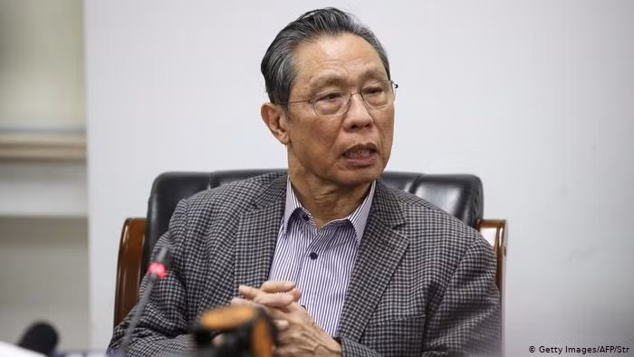 Viện sĩ Chung Nam Sơn cho rằng “mặc dù dịch bệnh lần này xảy ra đầu tiên ở Trung Quốc, nhưng virus này không nhất thiết bắt nguồn từ Trung Quốc; không loại trừ rằng Trung Quốc có thể trở thành nơi xâm nhập của dịch bệnh COVID-19” (Ảnh:Getty) Viện sĩ Chung Nam Sơn cho rằng “mặc dù dịch bệnh lần này xảy ra đầu tiên ở Trung Quốc, nhưng virus này không nhất thiết bắt nguồn từ Trung Quốc; không loại trừ rằng Trung Quốc có thể trở thành nơi xâm nhập của dịch bệnh COVID-19” (Ảnh:Getty)