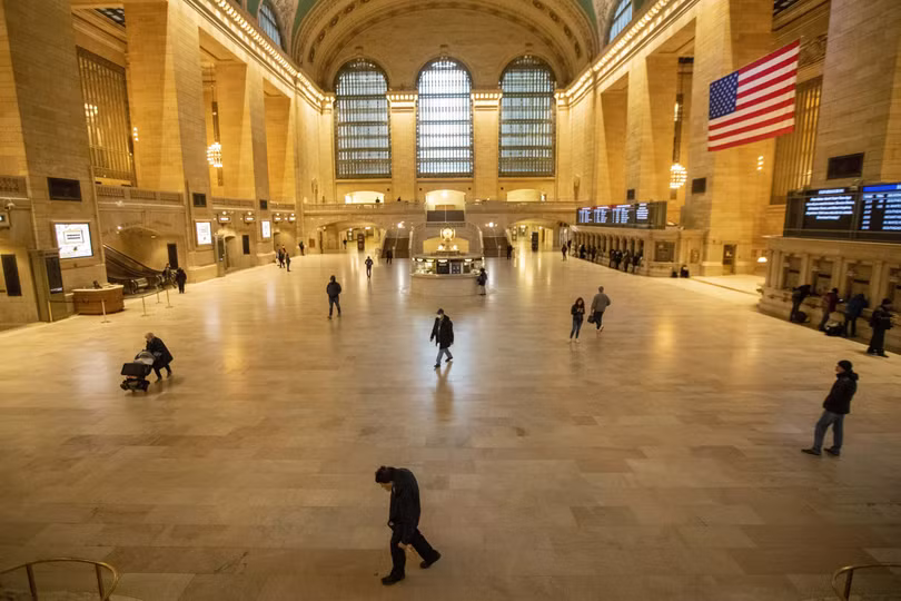 Ga trung tâm New York vốn rất đông hành khách, hôm 25/3 rất vắng (Ảnh AP). Ga trung tâm New York vốn rất đông hành khách, hôm 25/3 rất vắng (Ảnh AP).