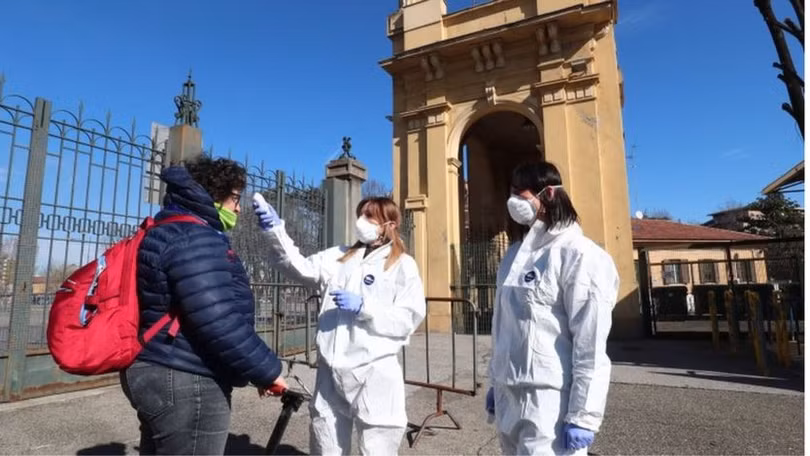 Kiểm tra thân nhiệt một khán giả bên ngoài sân bóng đá ở Parma (Ảnh: EPA). Kiểm tra thân nhiệt một khán giả bên ngoài sân bóng đá ở Parma (Ảnh: EPA).