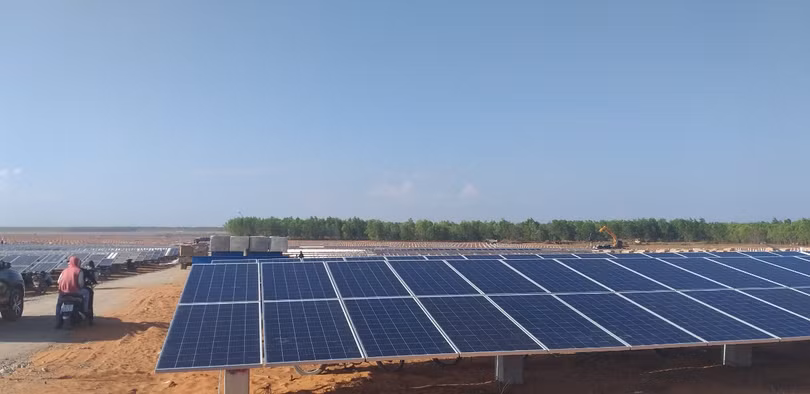 Nhà máy điện mặt trời Hồng Phong 1B tại Bình Thuận (Nguồn: Vietracimex) Nhà máy điện mặt trời Hồng Phong 1B