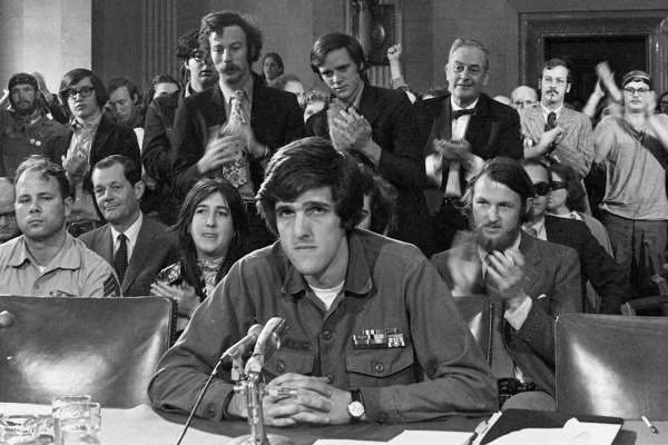 John Kerry trở thành người tiên phong trong phong trào phản chiến, với bài phát biểu chấn động nước Mỹ tại phiên điều trần Winter Soldier tháng 4/1971.