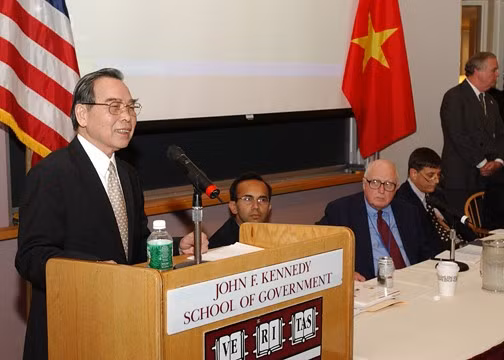 Cố Thủ tướng Phan Văn Khải tham dự diễn đàn tại Trường Quản lý Hành chính Nhà nước Kennedy nhân chuyến thăm Mỹ tháng 6 năm 2005, chuyến thăm chính thức đầu tiên của người đứng đầu Chính phủ Việt Nam kể từ khi kết thúc chiến tranh. Ông Khải lúc sinh thời nói rằng mình là học trò của Harvard. (Ảnh do ông Thomas Vallely cung cấp) Cố Thủ tướng Phan Văn Khải tham dự diễn đàn tại Trường Quản lý Hành chính Nhà nước Kennedy nhân chuyến thăm Mỹ tháng 6 năm 2005, chuyến thăm chính thức đầu tiên của người đứng đầu Chính phủ Việt Nam kể từ khi kết thúc chiến tranh. Ông Khải lúc sinh thời nói rằng mình là học trò của Harvard. (Ảnh do ông Thomas Vallely cung cấp)