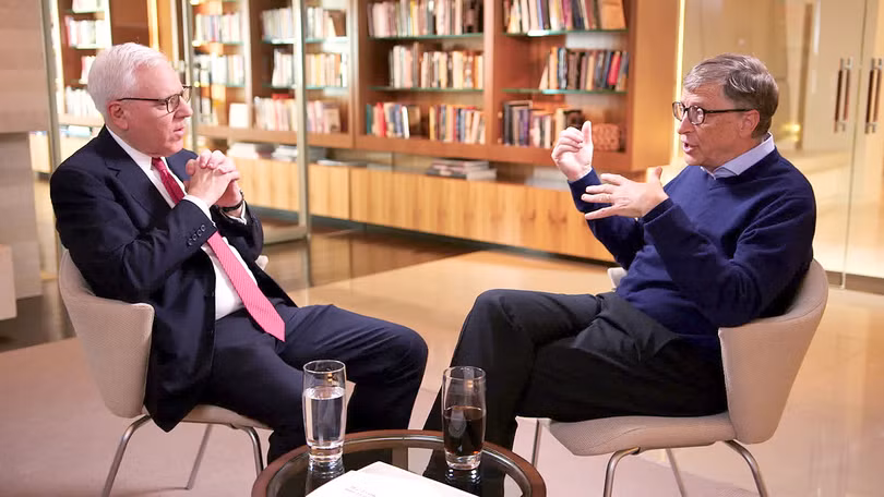 Tỉ phú David Rubenstein trò chuyện với Tỉ phú Bill Gates, người sáng lập Microsoft. (Ảnh: Getty) Tỉ phú David Rubenstein trò chuyện với Tỉ phú Bill Gates, người sáng lập Microsoft. (Ảnh: Getty)