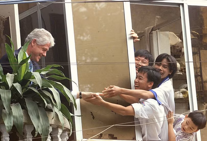 Tổng thống Clinton được người dân chào đón khi tới thăm khu vực Văn Miếu Quốc Tử Giám, Hà Nội (Ảnh: Hoàng Đình Nam/ AFP) Tổng thống Clinton được người dân chào đón khi tới thăm khu vực Văn Miếu Quốc Tử Giám, Hà Nội (Ảnh: Hoàng Đình Nam/ AFP)