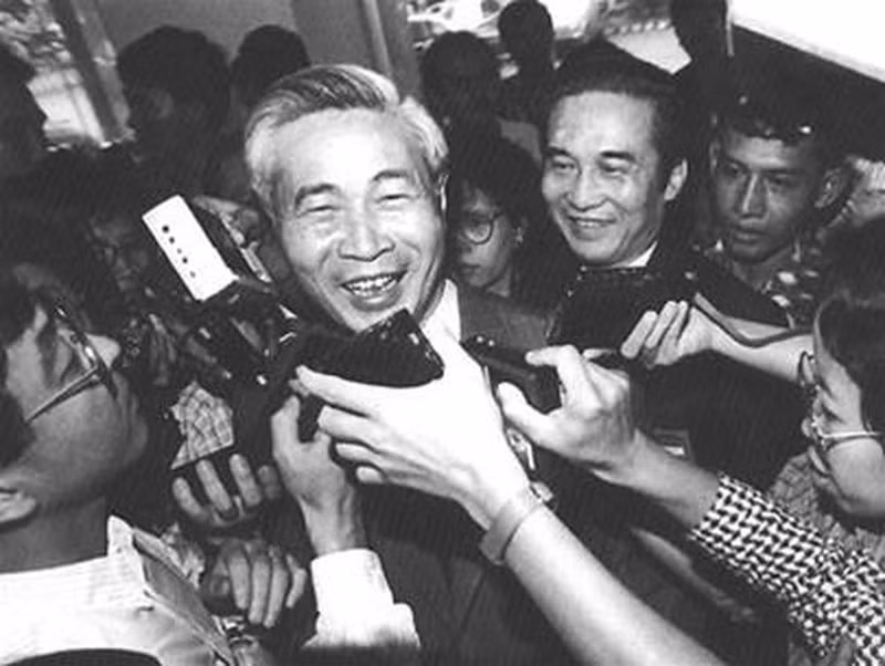 Ngoại trưởng Nguyễn Cơ Thạch trong vòng vây của các nhà báo quốc tế.