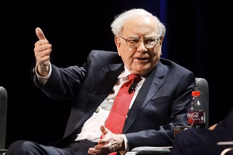 Huyền thoại đầu tư Warren Buffett thích đọc các báo cáo thường niên của các công ty như người bình thường đọc tiểu thuyết. Ảnh: AP