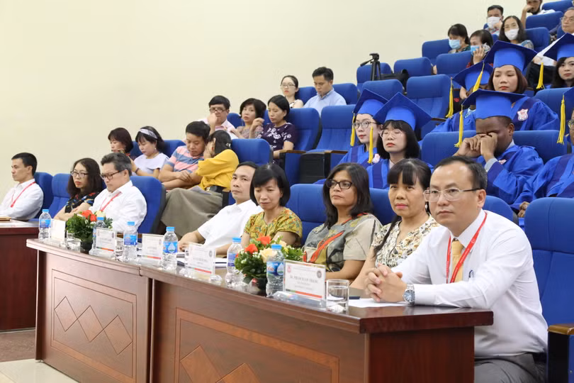 Các đại biểu dự lễ trao bằng Thạc sĩ cho các học viên quốc tế