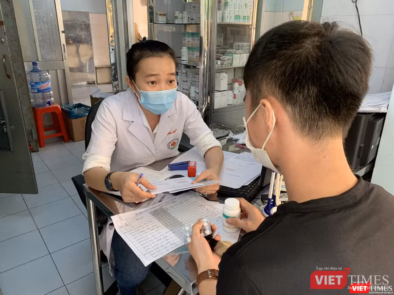 Tư vấn và phát thuốc ARV cho bệnh nhân HIV