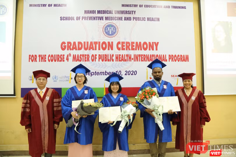 Phó Hiệu trưởng Trường ĐHYHN Phạm Văn Thắng và GS.TS. Lê Thị Hương trao thưởng cho 3 học viên xuất sắc nhất khóa 