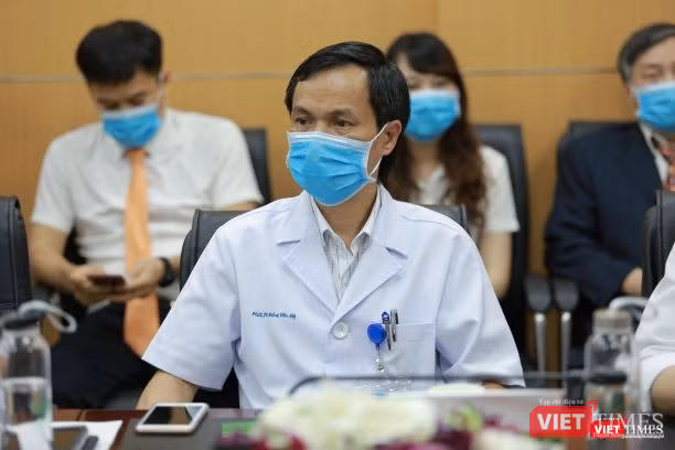 PGS.TS Đồng Văn Hệ tư vấn cho các bác sĩ tuyến dưới Các chuyên gia đầu ngành tại BV Việt Đức tư vấn cho các bác sĩ tuyến dưới