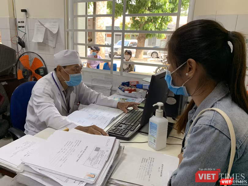 Khám cho bệnh nhân ở Bệnh viện đa khoa Bình Dương