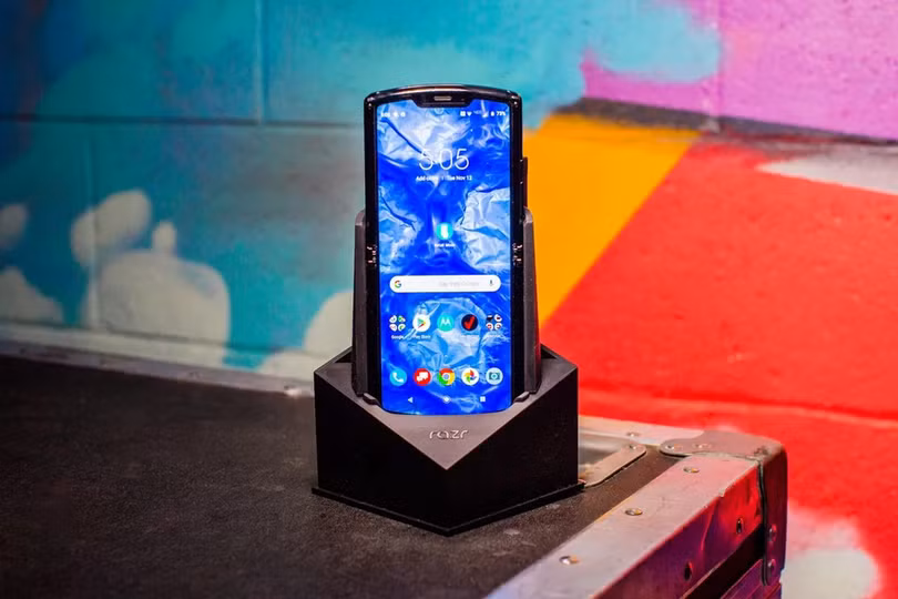 Đập hộp Motorola Razr màn hình gập: Độc đáo từ thiết bị cho tới vỏ đựng ảnh 2