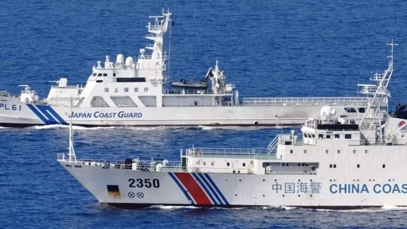 Tàu Cảnh sát biển Trung Quốc và Nhật Bản so kè nhau trên vùng biển quần đảo Điếu Ngư/Senkaku (Ảnh: Nikkei). Tàu Cảnh sát biển Trung Quốc và Nhật Bản so kè nhau trên vùng biển quần đảo Điếu Ngư/Senkaku (Ảnh: Nikkei).