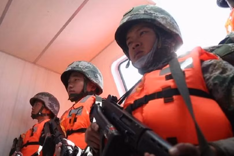 Lính Trung Quốc trong xuồng cao tốc trên hồ Pangong (Ảnh: Đa Chiều). Lính Trung Quốc trong xuồng cao tốc trên hồ Pangong (Ảnh: Đa Chiều).