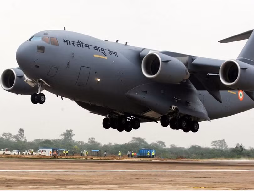 Máy bay vận tải hạng nặng C-17 của Ấn Độ ở sân bay gần biên giới Trung - Ấn (Ảnh: Đa Chiều). Máy bay vận tải hạng nặng C-17 của Ấn Độ ở sân bay gần biên giới Trung - Ấn (Ảnh: Đa Chiều).