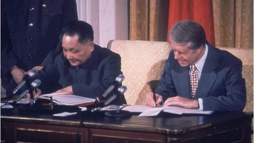 Ngày 16/12/1978, Tổng thống Mỹ Jimmy Carter và nhà lãnh đạo Trung Quốc Đặng Tiểu Bình ký Thông cáo chung về lập quan hệ ngoại giao - Pháo chiến chấm dứt hoàn toàn (Ảnh: Getty). Ngày 16/12/1978, Tổng thống Mỹ Jimmy Carter và nhà lãnh đạo Trung Quốc Đặng Tiểu Bình ký Thông cáo chung về lập quan hệ ngoại giao - Pháo chiến chấm dứt hoàn toàn (Ảnh: Getty).