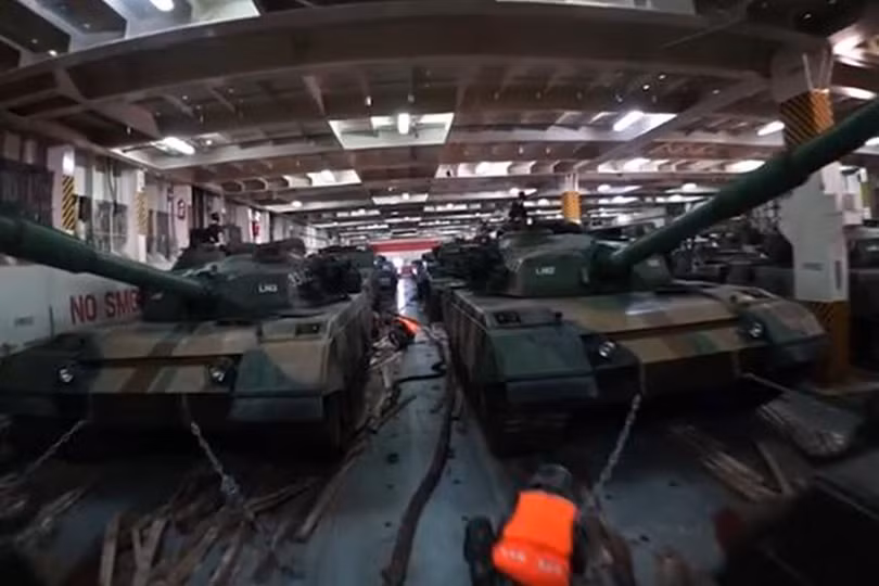 Xe tăng dùng tàu dân sự chở vượt biển để đổ bộ (Ảnh: Đa Chiều). Xe tăng dùng tàu dân sự chở vượt biển để đổ bộ (Ảnh: Đa Chiều).