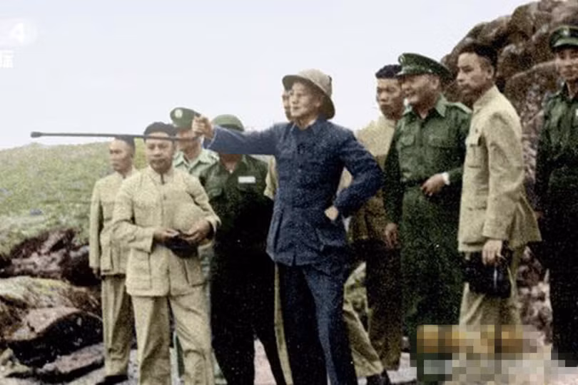 Tưởng Giới Thạch (người mặc áo xanh) tới Kim Môn (Ảnh: Tư liệu). Tưởng Giới Thạch (người mặc áo xanh) tới Kim Môn (Ảnh: Tư liệu).