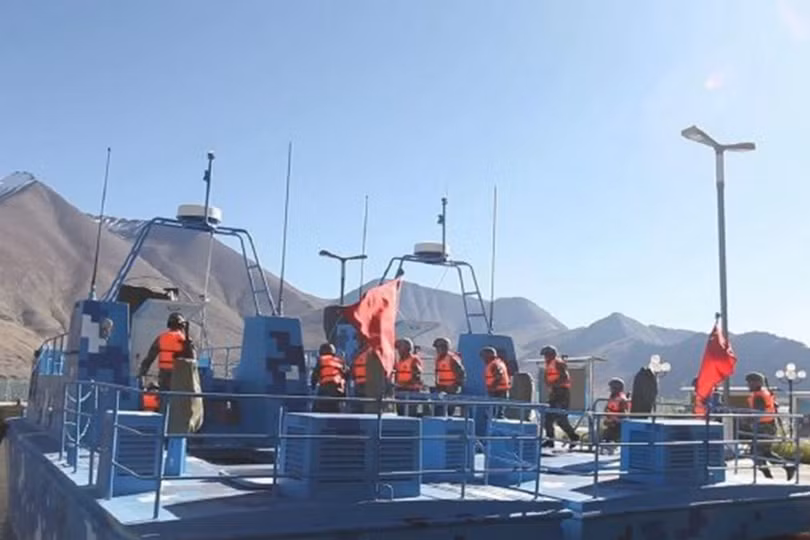 Xuồng chiến đấu Trung Quốc thuộc "Hạm đội Biển Tây" trên hồ Pangong (Ảnh: Đa Chiều). Xuồng chiến đấu Trung Quốc thuộc "Hạm đội Biển Tây" trên hồ Pangong (Ảnh: Đa Chiều).