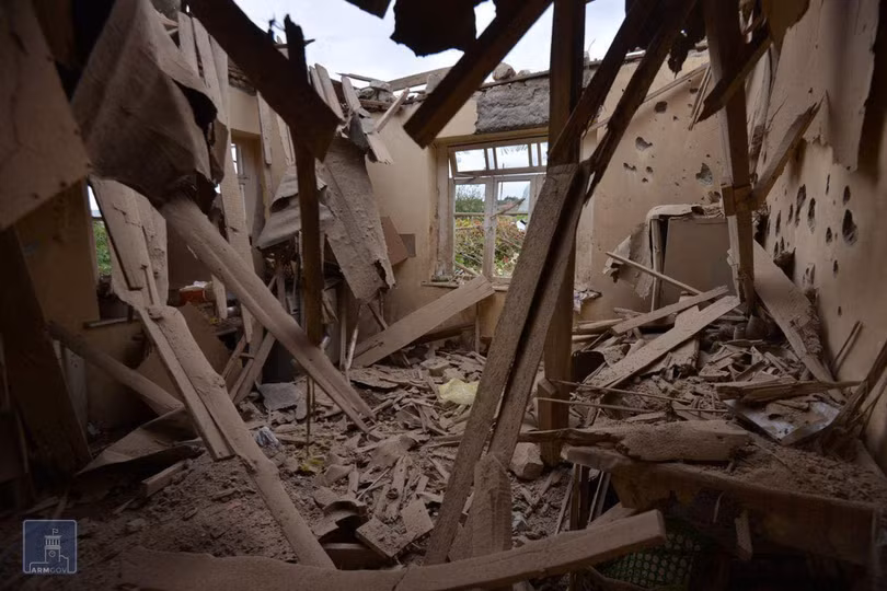 Nhà dân ở thị trấn Matuni thuộc vùng Nagorno-Karabakh bị đạn pháo của Azerbaijan phá hủy (Ảnh: Reuters). Nhà dân ở thị trấn Matuni thuộc vùng Nagorno-Karabakh bị đạn pháo của Azerbaijan phá hủy (Ảnh: Reuters).