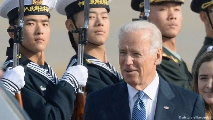 Ông Trump luôn cảnh báo: Nếu Biden thắng, Trung Quốc sẽ thắng, vì Trung Quốc sẽ sở hữu nước Mỹ (Ảnh: Deutsche Welle).