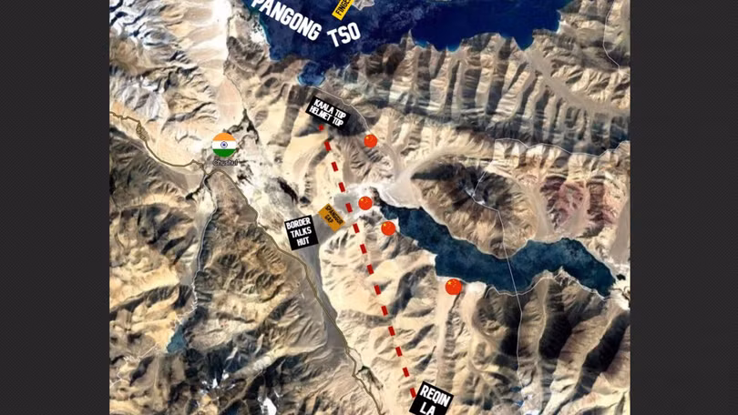 Tình hình thực địa phía nam Hồ Pangong rất phức tạp, đường LAC (đỏ, đứt quãng) do Trung Quốc chủ trương lấn sang phía Tây rất nhiều so với LAC mà Ấn Độ chủ trương (trắng, phía bên phải) (Ảnh: Đa Chiều). Tình hình thực địa phía nam Hồ Pangong rất phức tạp, đường LAC (đỏ, đứt quãng) do Trung Quốc chủ trương lấn sang phía Tây rất nhiều so với LAC mà Ấn Độ chủ trương (trắng, phía bên phải) (Ảnh: Đa Chiều).