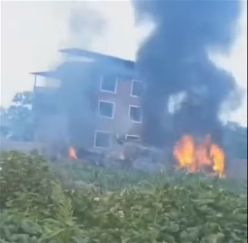 Máy bay rơi tạo thành đám cháy dữ dội (Ảnh: China Times). Máy bay rơi tạo thành đám cháy dữ dội (Ảnh: China Times).