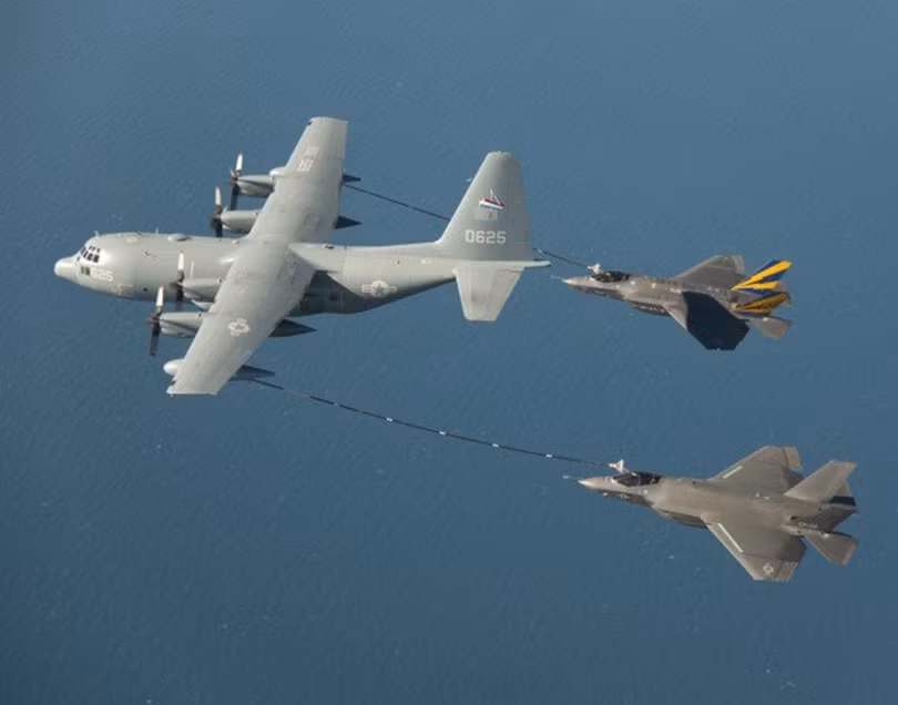 Một chiếc KC-130 đang tiếp dầu trên không cho hai chiếc F-35 (Ảnh: USAF). Một chiếc KC-130 đang tiếp dầu trên không cho hai chiếc F-35 (Ảnh: USAF).