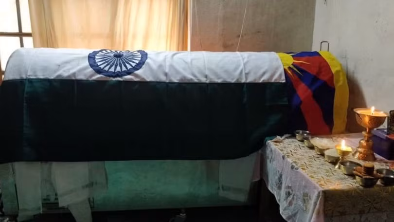 Quan tài Tenzin Nyima được phủ hqi lá cờ Ấn Độ và Tây Tạng (Ảnh: BBC). Quan tài Tenzin Nyima được phủ hqi lá cờ Ấn Độ và Tây Tạng (Ảnh: BBC).