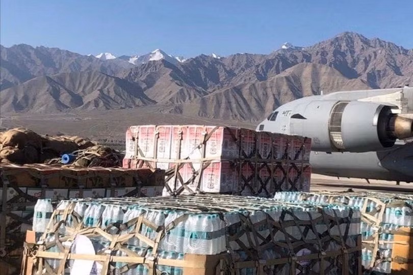 Quân đội Ấn Độ sử dụng máy bay vận tải C-17 vận chuyển vật tư, nhu yếu phẩm tới sân bay ở tuyến trước (Ảnh: Weibo Nanhaijulang).