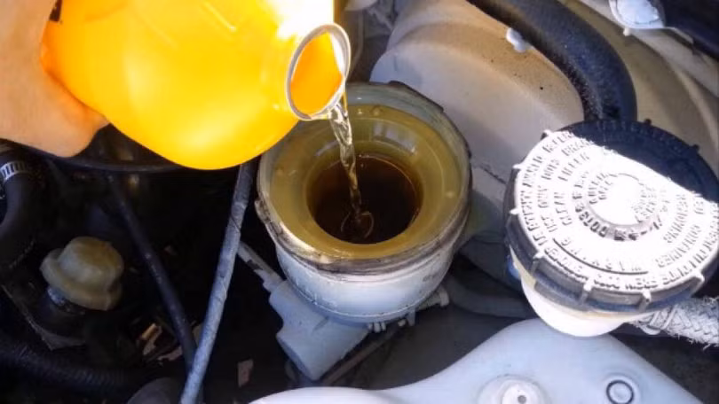 Sau mỗi 40.000 km hoặc từ 2 - 3 năm nên thay dầu phanh một lần Sau mỗi 40.000 km hoặc từ 2 - 3 năm nên thay dầu phanh một lần