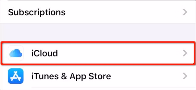 Trong Settings, nhấn vào tên bạn ở trên cùng màn hình và nhấn vào iCloud ở màn hình tiếp theo.