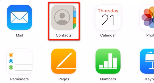 Trên máy tính Windows 10, đăng nhập vào trang wed iCloud bằng Apple ID của bạn. Click vào Contacts.