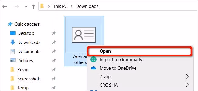 Theo mặc định, tệp VCF khi tải về sẽ được lưu trong thư mục Downloads trong máy tính. Hãy chuột phải vào tệp và chọn Open.
