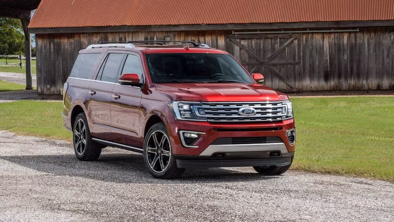 Nhìn từ phần đầu xe, Ford Expedition có thiết kế giống với người anh em Ford Explorer