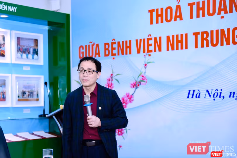 GS.TS Tạ Thành Văn – Hiệu trưởng Trường Đại học Y Hà Nội phát biểu tại lễ ký kết