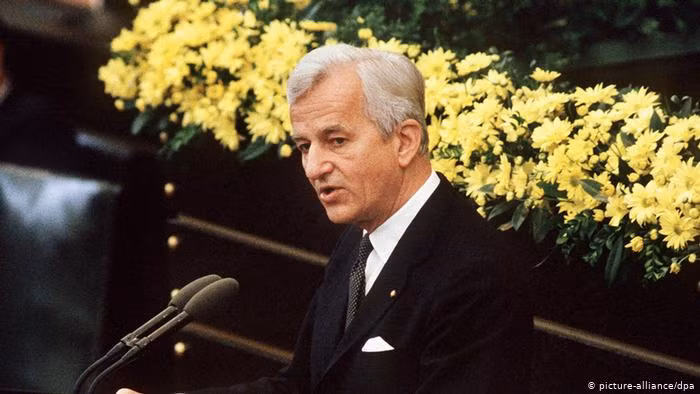 Cựu Tổng thống Đức Richard von Weizsacker:“Thật sai lầm khi đổ lỗi cho Liên Xô là quốc gia khởi đầu Chiến tranh thế giới thứ II. Chính Hitler đã khơi mào cuộc chiến tranh này” (Ảnh: Sputnik) Cựu Tổng thống Đức Richard von Weizsacker:“Thật sai lầm khi đổ lỗi cho Liên Xô là quốc gia khởi đầu Chiến tranh thế giới thứ II. Chính Hitler đã khơi mào cuộc chiến tranh này” (Ảnh Sputnik).