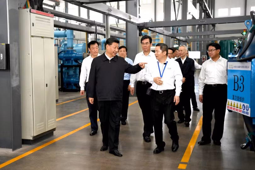 Việc ông Tập Cận Bình đi thăm công ty chế biến đất hiếm ở Giang Tây được cho là tỏ ý Trung Quốc có thể sử dụng đất hiếm làm vũ khí để gây áp lực về mậu dịch với Mỹ Việc ông Tập Cận Bình đi thăm công ty chế biến đất hiếm ở Giang Tây được cho là tỏ ý Trung Quốc có thể sử dụng đất hiếm làm vũ khí để gây áp lực về mậu dịch với Mỹ