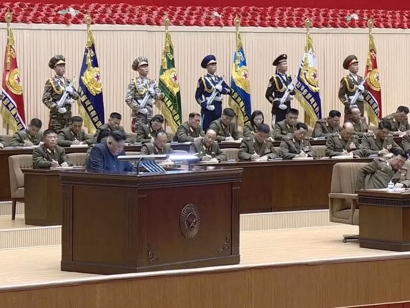 Các tiêu binh đứng gác phía sau Đoàn chủ tịch Các tiêu binh đứng gác phía sau Đoàn chủ tịch