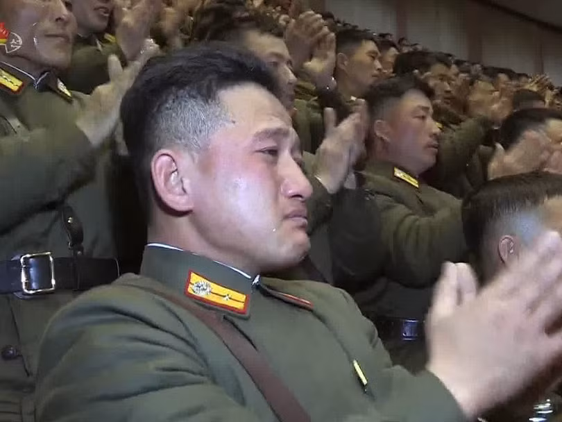 Một sĩ quan trẻ khóc khi nghe ông Kim Jong Un chỉ thị Một sĩ quan trẻ khóc khi nghe ông Kim Jong Un chỉ thị