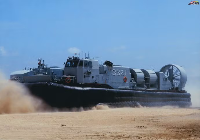 Tàu đổ bộ mang chiến xa và lính thủy đánh bộ lên bãi. Tàu đổ bộ mang chiến xa và lính thủy đánh bộ lên bãi.
