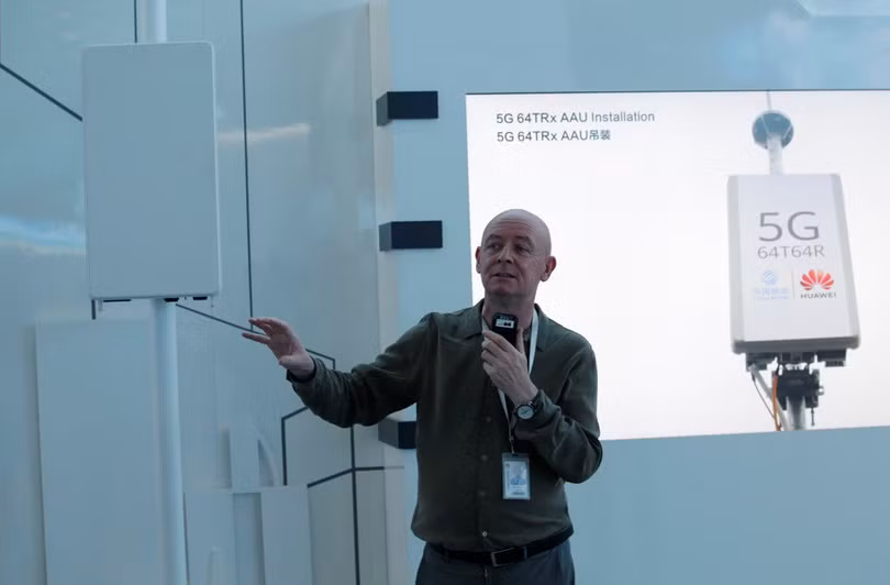 Một nhân viên của Huawei nói về việc lắp đặt các trạm gốc di động 5G trong buổi thuyết trình tại trụ sở của công ty ở Thâm Quyến vào ngày 29.5.2019. Ảnh: Reuters Ảnh: Reuters